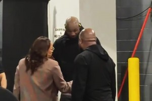 湖人再胜火箭～赛后詹姆斯与好友拥抱寒暄