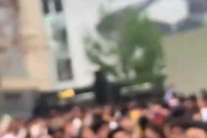 笑死！老詹去年中国行，一詹密竟大喊：现场有没有詹黑？😂