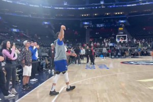 这人气！库里赛前投篮热身训练，吸引了大批球迷观看！